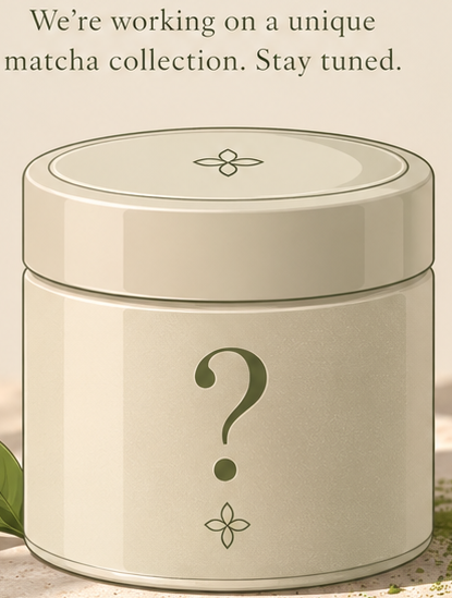 JUKI Daily Matcha: cremefarbene Matcha-Dose mit Blütendeckel und Fragezeichen, bald erhältlich