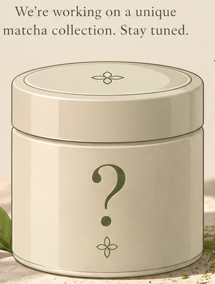 JUKI Premium Matcha: cremefarbene Matcha-Dose mit Blütendeckel und Fragezeichen, bald erhältlich