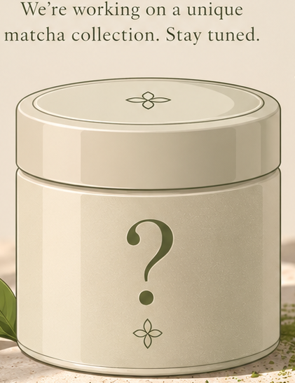 JUKI Yame Matcha: cremefarbene Matcha-Dose mit Blütendeckel und Fragezeichen, bald erhältlich