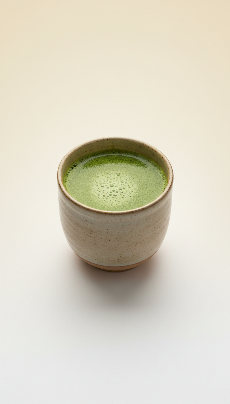 Frisch aufgeschlagener Matcha im Keramikbecher